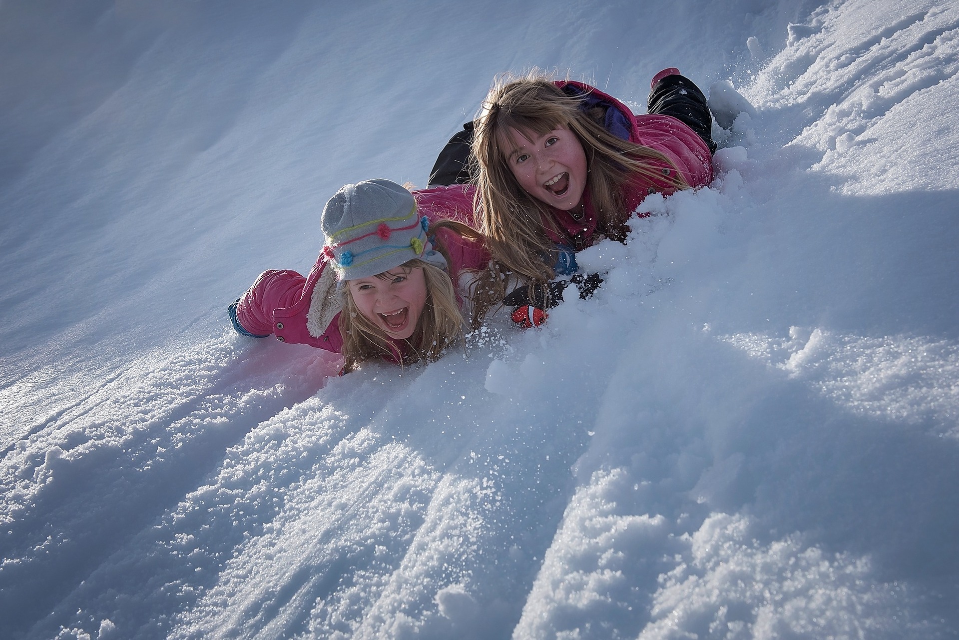 dzieci leżące na sniegu.jpg