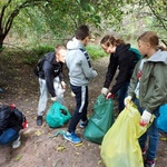 uczniowie zbierający śmieci