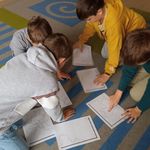 dzieci składają mapę Europy