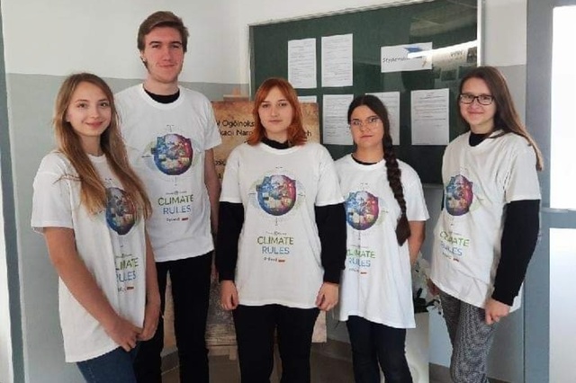 Uczniowie klasy 4 C Liceum - uczestnicy programu Erasmus+ Youth Education on climate rules in cotext – EDUCRU