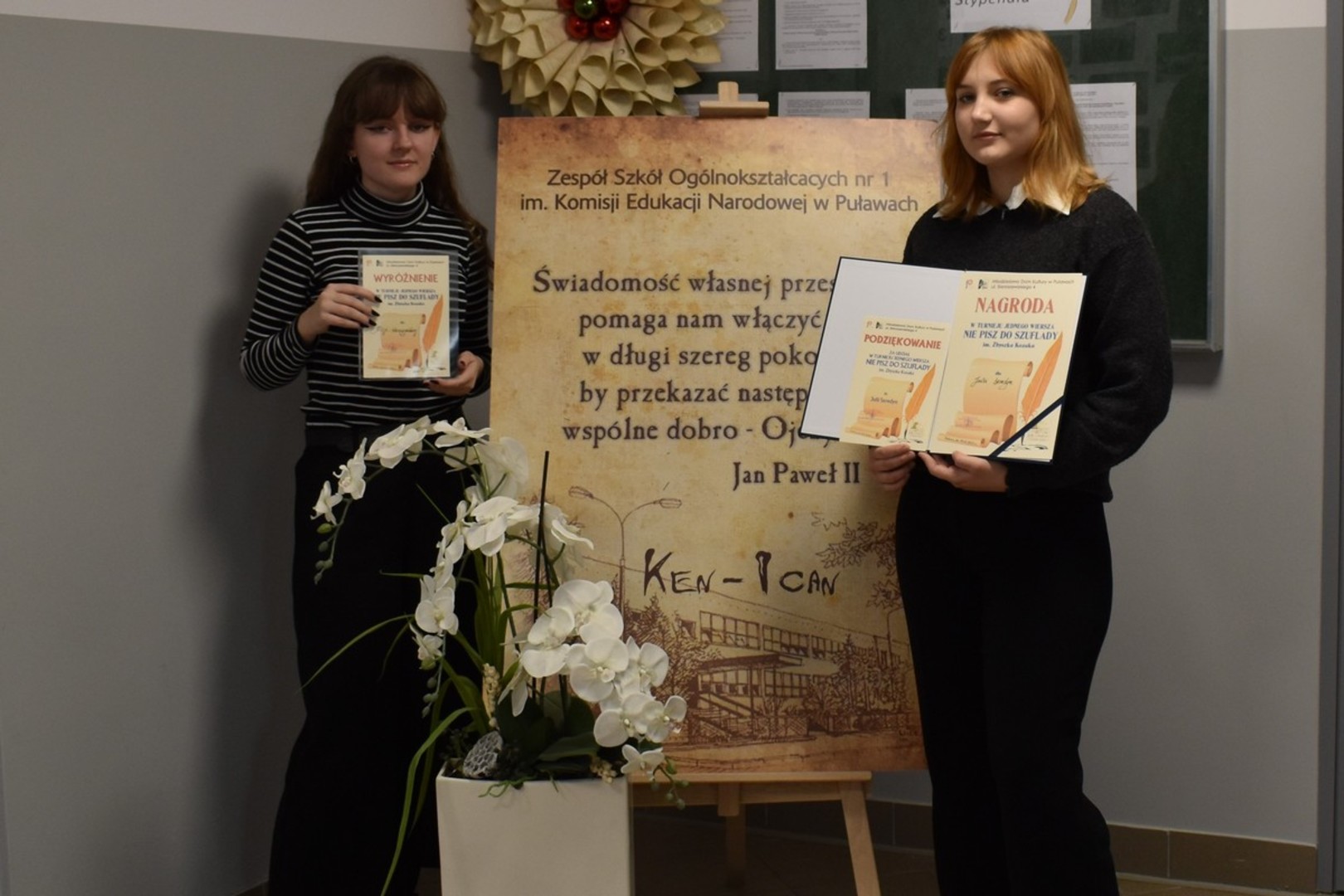 Alicja Reszczyńska i Julia Seredyn z dyplomami